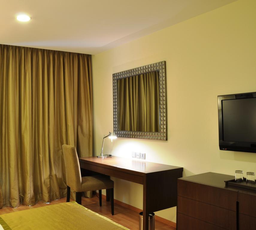 Adarsh Hamilton Hotel Бангалор Екстериор снимка